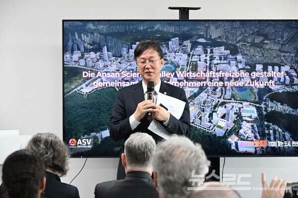 이민근 안산시장이 2026년 3월 17일 (주)에이로봇 본사에서 독일경제사절단에게 안산시 로봇산업인프라에 대한 소개를 하고 있다./사진=안산시