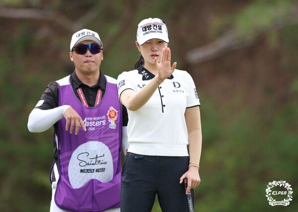김민선7 넥센세인트나인 Masters 2026 3R 1번홀 그린 파악 (사진 KLPGA)