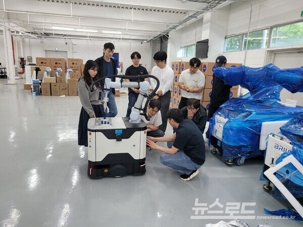 2025년 6월 19일 로봇직업교육센터(경기테크노파크 플랜트2동)에서 로봇 제어 기법에 대한 교육이 진행되고 있다./사진=안산시
