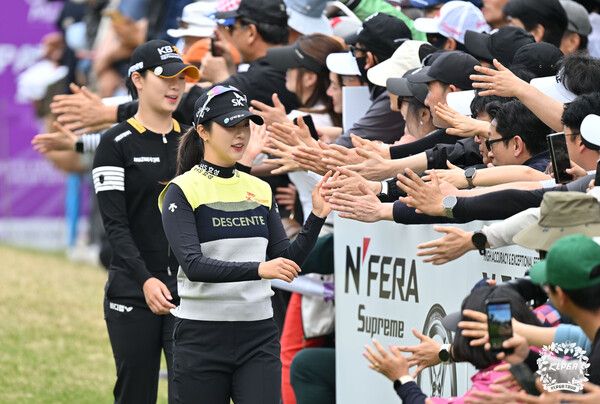 김재희 넥센세인트나인 Masters 2026 3R 1번홀 하이파이브 (사진 KLPGA)
