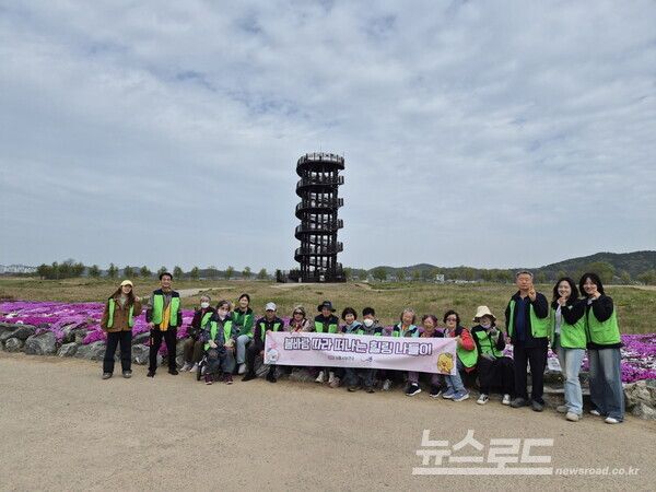 시흥시보건소가 장애인 활력 봄나들이 프로그램을 실시하고 기념촬영을 하고 있다./사진=시흥시&nbsp;