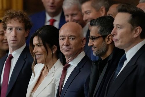 Amazon founders Jeff Bezos (center) and Elon Musk (far left)/yonhap news