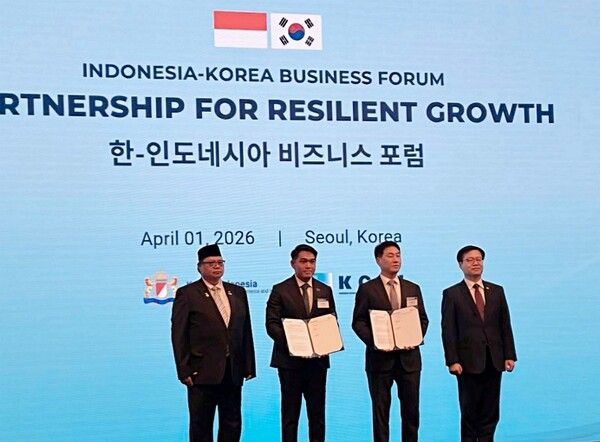 두나무 대표와&nbsp;ICEx&nbsp;대표가&nbsp;1일 서울 신라호텔에서 열린 ‘한-인도네시아 비즈니스 포럼’에서&nbsp;MOU를 체결하고 기념촬영을 하고 있다.&nbsp;(왼쪽부터) 아이르랑가 하르타르토(Airlangga Hartarto)&nbsp;인도네시아 경제조정부 장관,&nbsp;팡 쉐 카이(Pang Xue Kai) ICEx&nbsp;그룹 대표,&nbsp;오경석 두나무 대표,&nbsp;여한구 산업통상부 통상교섭본부장/사진=두나무 제공