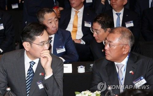 이재용 회장과 정의선 회장, 그 뒤에 박정원 회장과 조현준 회장이 보인다.&nbsp; [사진=연합뉴스]