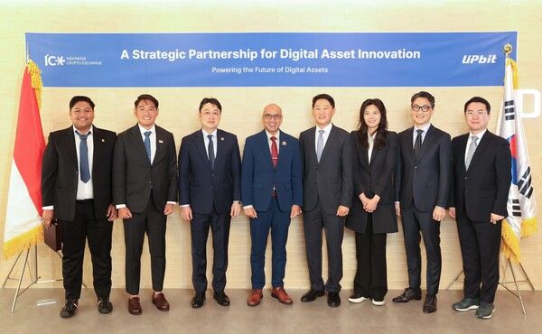 두나무와 인도네시아 가상자산 거래소 ICEx가 전략적 MOU를 체결하고 기념 사진을 촬영하고 있다. (왼쪽부터) 위라 프라보워(Wira Prabowo) 인도네시아 상공회의소 정책 담당관, 팡 쉐 카이(Pang Xue Kai) ICEx 그룹 대표, 이주한 인도네시아 상공회의소 한국 위원회 사무총장, 어윈 악사(Erwin Aksa) 인도네시아 상공회의소 협력 부회장, 오경석 두나무 대표, 윤선주 두나무 CBIO, 김국현 업비트 글로벌 대표, 양두호 두나무 CCO/사진제공=업비트