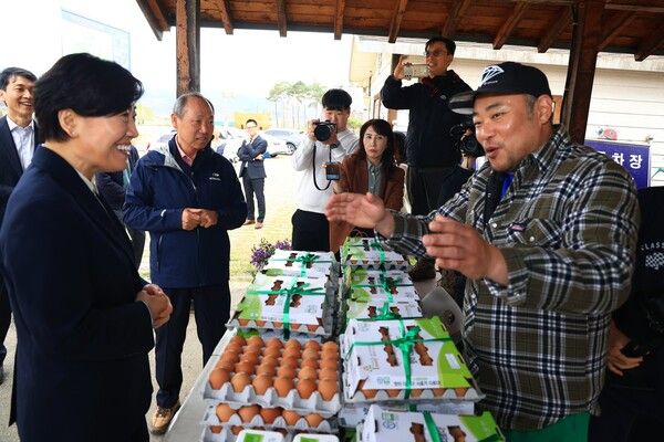 송미령 장관이 안남면 주민과 얘기를 나누는 모습 [사진=이재명 대통령 SNS(X)]