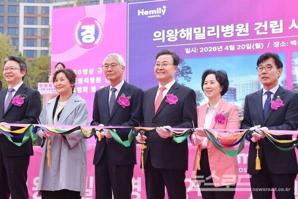 김성제 시장(오른쪽 세 번째)이 테이프 커팅을 준비하고 있다./사진=김성제 시장 페이스북