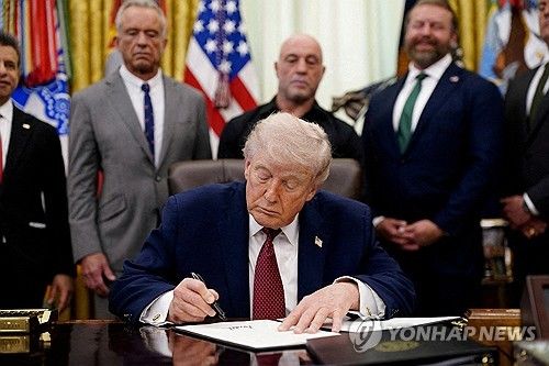 행정명령 서명하는 트럼프/연합뉴스