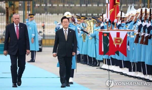 2025년 11월 튀르키예를 국빈 방문한 이재명 대통령이 앙카라 대통령궁에서 열린 공식 환영식에서 레제프 타이이프 에르도안 튀르키예 대통령과 의장대를 사열하고 있다. [사진=연합뉴스]