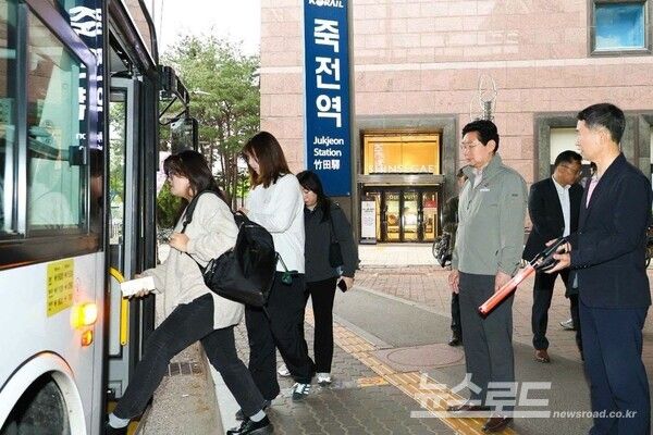 이상일 시장(오른쪽 두 번째)이 시민들이 버스 승차시 불편함이 없는지 직접 확인하고 있다./사진=이상일 시장 페이스북