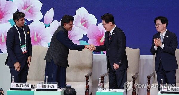 이재명 대통령이 20일(현지시간) 인도 뉴델리 바라트 만다팜 컨벤션센터에서 열린 한-인도 비즈니스포럼에서 발언을 마친 뒤 피유시 고얄 상공부 장관과 악수하고 있다.왼쪽부터 아난트 고엔카 인도상의 회장, 피유시 고얄 상공부 장관, 이재명 대통령, 김정관 산업부 장관./연합뉴스