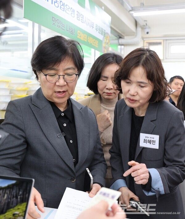 최혜민 광명시장 권한대행(부시장)(사진 오른쪽)이 21일 오후 '그냥드림'을 운영하고 있는 광명푸드뱅크마켓센터를 찾은 정은경 보건복지부장관(사진 왼쪽)에게&nbsp;이용자 관리 체계에 대해 설명하고 있다./사진=광명시&nbsp;