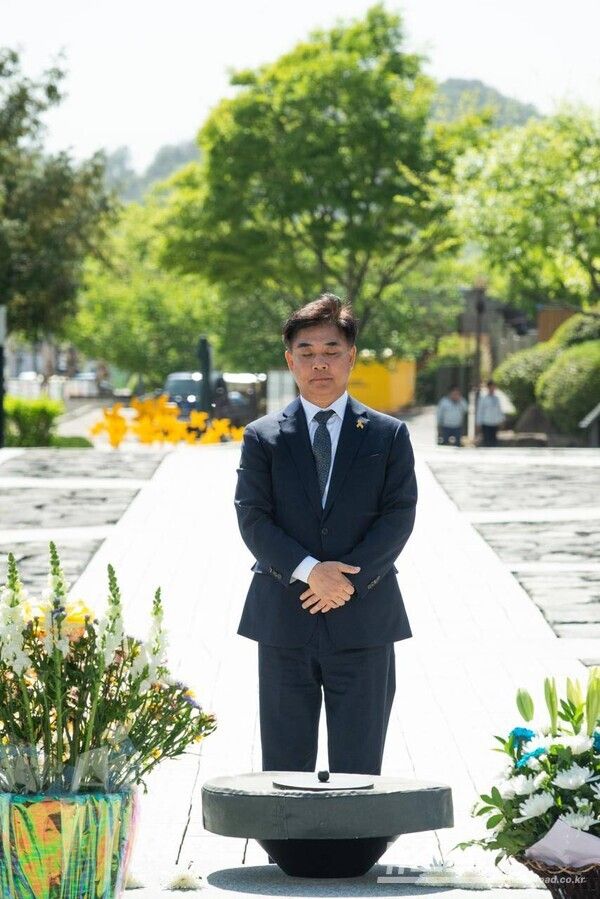 김병욱 민주당 성남시장 후보가 경남 김해 봉하마을을 찾아&nbsp;고(故) 노무현 전 대통령 묘역을 참배하고 있다./사진=김병욱 캠프&nbsp;