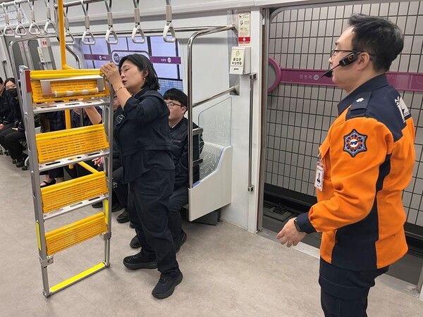 사진 - 광역철도기동팀이 열차 긴급 탈출용 사다리 설치법을 교육받고 있다.