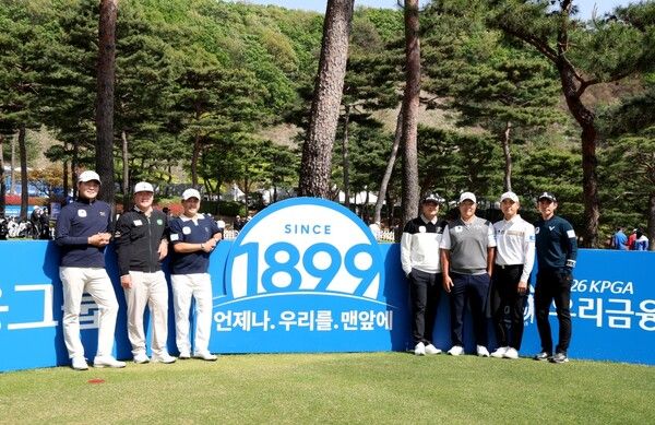 포토콜에서 포즈를 취하고 있는 이정환, 임성재, 이태훈, 황중곤, 문동현, 조우영, 이수민_좌로부터