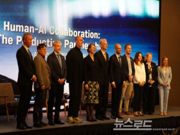 서울 콘래드 호텔에서 열린 ‘인간-AI 협업: 생산적인 파트너십’ 세션에 앞서 주한 덴마크·핀란드·노르웨이·스웨덴 대사관 관계자와 북유럽 대표단, 국내 산업·학계 주요 인사들이 무대에 올라 단체사진을 촬영하고 있다. 이번 행사는 한-북유럽 혁신 협력 주간의 핵심 프로그램으로, 인간 중심 AI 협업과 산업 적용, 거버넌스 방향을 논의하기 위해 마련됐다. [사진=주한핀란드대사관]