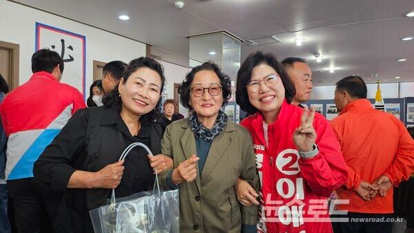 이애형 의원이 개소식에 참석한 시민과 기념촬영을 하고 있다./사진=뉴스로드 김영식 기자&nbsp;