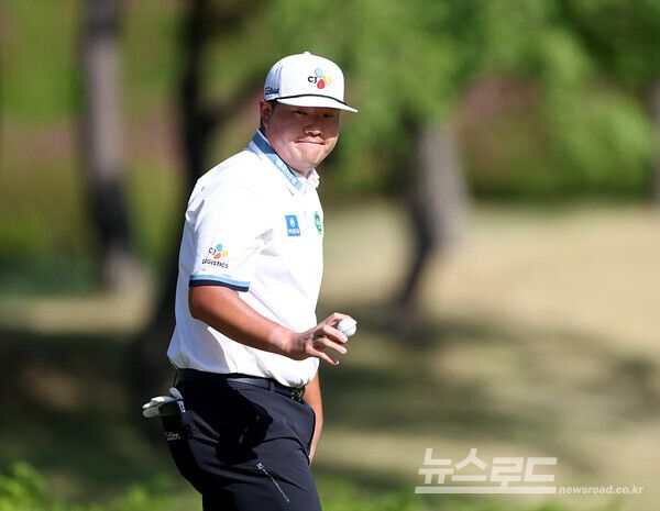 임성재가 10번 홀 그린에서 갤러리에게 인사를 하고 있다./사진=KPGA