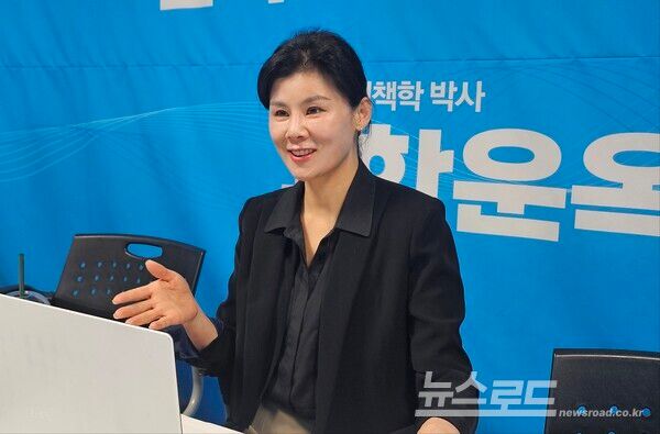 더불어민주당 한운옥 후보가 인터뷰 질의에 답을 하고 있다./사진=뉴스로드 김영식 기자&nbsp;