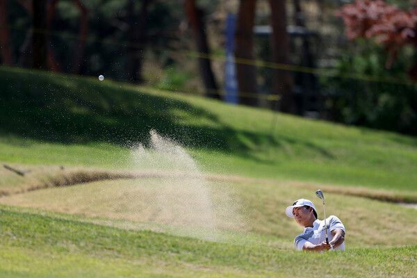 신상훈이 16번 홀에서 벙커샷을 하고 있다./사진=KPGA