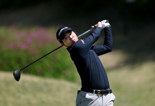 최찬이 11번 홀에서 드라이버 티샷을 하고 있다./사진=KPGA