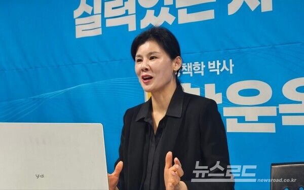 더불어민주당 한운옥 후보가 인터뷰 질의에 답을 하고 있다./사진=뉴스로드 김영식 기자