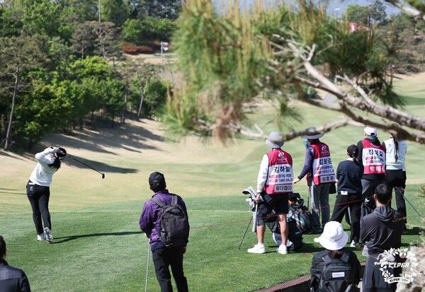 덕신EPC 챔피언십 1R 16번홀 실종아동 이름이 새겨진 캐디빕을 입은 캐디 (사진제공 KLPGA)