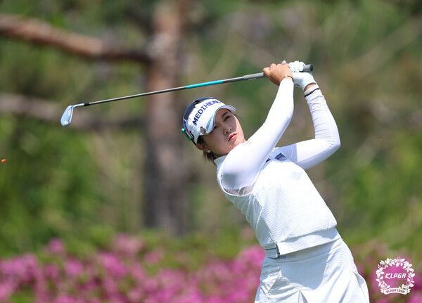 박현경 덕신EPC 챔피언십 2R 8번홀 티샷 (사진제공 KLPGA)