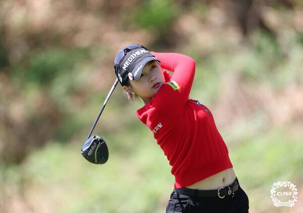 박현경 덕신EPC 챔피언십 1R 2번홀 티샷 (사진제공 KLPGA)