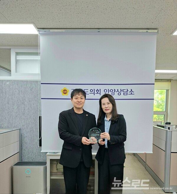 유영일 의원(왼쪽)이 평촌고등학교 운영위원회로부터 평촌고 교육환경 개선 및 지역사회 발전 기여한 공로를 인정받아 감사패를 받고 기념촬영을 하고 있다./사진=유영일 의원실&nbsp;