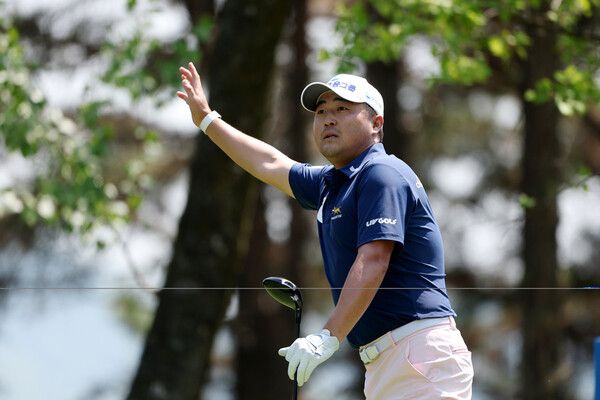 이태훈이 7번홀 드라이버 티샷 후 볼의 방향을 살피고 있다. [사진=KPGA]