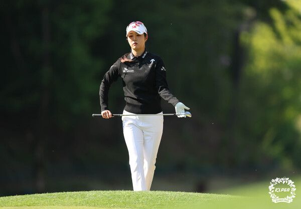 김재희 덕신EPC 챔피언십 2R 3번홀 그린 파악 (사진제공 KLPGA)