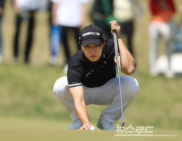 최찬이 2번홀 그린에서 파팅 라인을 살피고 있다.