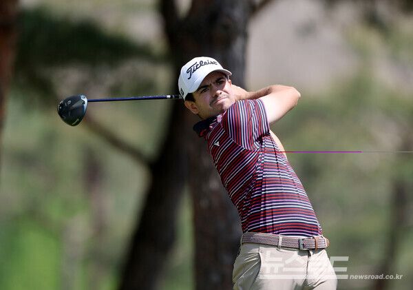 브랜든 캐왈라마니가 3번홀에서 드라이버 티샷을 하고 있다. [사진=KPGA]