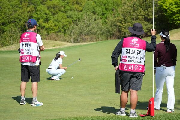 24일 충북 충주 킹스데일GC에서 열린 ‘제2회 덕신EPC 챔피언십’ 1라운드에서 실종아동 정보가 담긴 캐디복을 입은 캐디들이 그린 위에서 선수들의 경기를 돕고 있다. (사진제공 대회조직위)