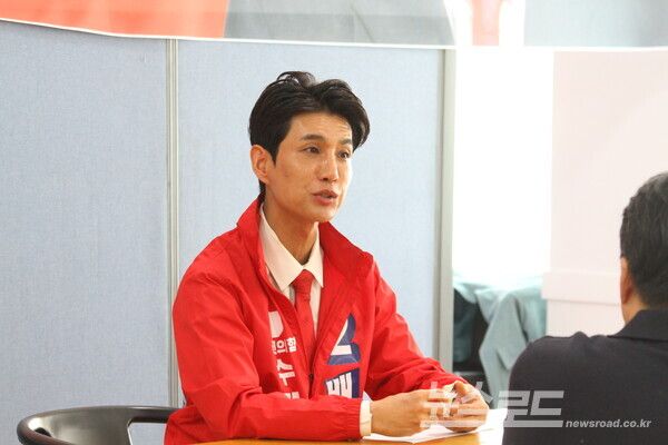 수원시의회 배준서 예비후보가 인터뷰를 진행하고 있다./사진=산수화기자단&nbsp;