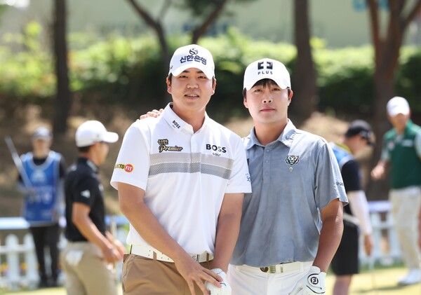 장유빈 김민규 출발전 기념 사진