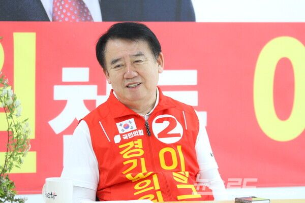 이필근 후보가 인터뷰에 답을하고 있다./사진=뉴스로드 김영식 기자&nbsp;