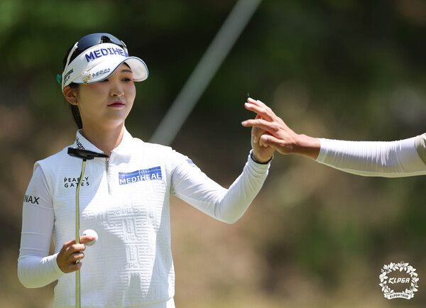 이예원이 FR 5번홀에서 버디를 성공시키며 캐디와 하이파이브를 하고 홀아웃 하는 모습/사진=KLPGA