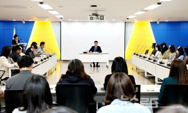 27일 시청 3층 상황실에서 열린 AI 업무혁신 아이디어 데모데이에서 이계삼 안양시장 직무대행이 회의를 주재하고 있다./사진=안양시