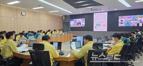 경기도가 재난상황실에서 도-시군 6차 합동회의를 진행하고 있다./사진=경기도