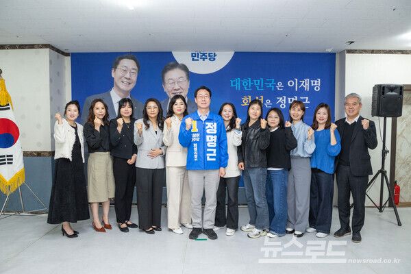 정명근 예비후보(가운데)가 봉담읍 동화중학교 학부모와 간담회를 마치고 기념촬영을 하고 있다/사진=정명근 캠프&nbsp;