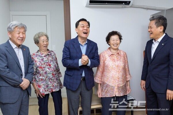 이재준 시장(가운데)이 지난해&nbsp;8월 수원에 거주하고 있는 독립유공자 후손 집수리 지원사업 완료 가구에서 집들이가 열려 관계자들과 축하를 하고 있다./사진=수원시