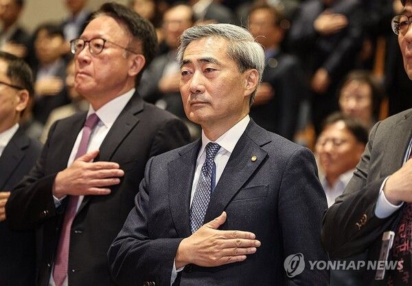 국민의례 하는 신현송 한국은행 총재/연합뉴스