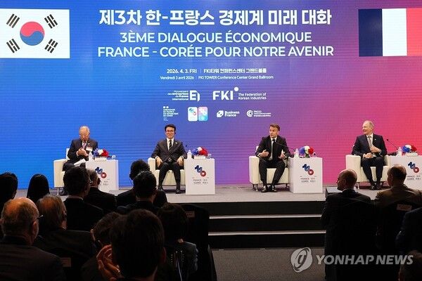 에마뉘엘 마크롱 프랑스 대통령이 3일 서울 여의도 FKI타워에서 열린 한-프랑스 경제계 미래대화 폐회식에서 마무리 발언을 하고 있다.왼쪽부터 류진 한국경제인협회 회장, 김민석 국무총리, 마크롱 대통령, 프랑수아 자코브 한-프랑스 최고경영자클럽 위원장./연합뉴스