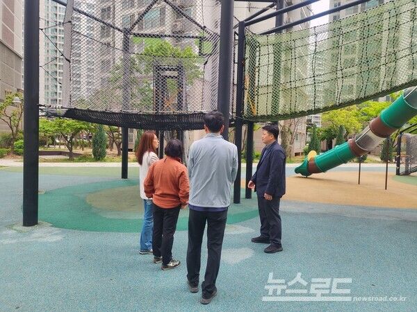 배지환 의원(오른쪽)이&nbsp;매탄 위브하늘채 아파트 단지 내 효원어린이공원을 방문해 그물놀이대 시설의 훼손 상태와 야간 조명 환경 등을 직접 확인하고 있다./사진=배지환 의원실&nbsp;