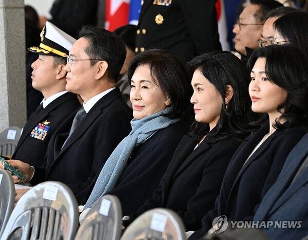 이재용 삼성전자 회장과 홍라희 리움미술관 명예관장, 이서현 삼성물산 사장이 작년 11월 28일 경남 창원시 진해구 해군사관학교에서 열린 '제139기 해군사관후보생 임관식'에 참석해 있다.&nbsp;