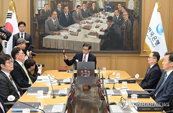 의사봉 두드리는 이창용 한국은행 총재/연합뉴스