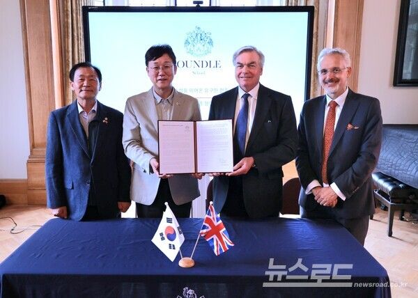 이민근 안산시장(왼쪽 두번쨰)이 2025년 10월 17일 온들스쿨측으로부터 안산 사이언스벨리 국제학교 설립을 위한 투자의향서를 전달받고 기념촬영을 하고 있다./사진=안산시