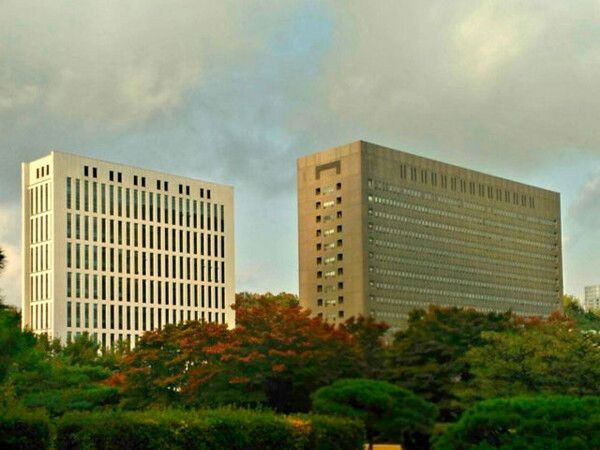 {왼쪽부터} 서울고등검찰청과 서울중앙지방검찰청 전경 [사진=최지훈 기자]